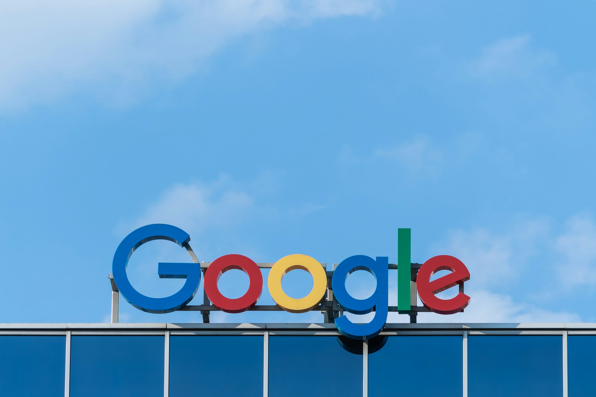 Qué dicen de ti en Google cuando no estás mirando (y cómo gestionarlo)